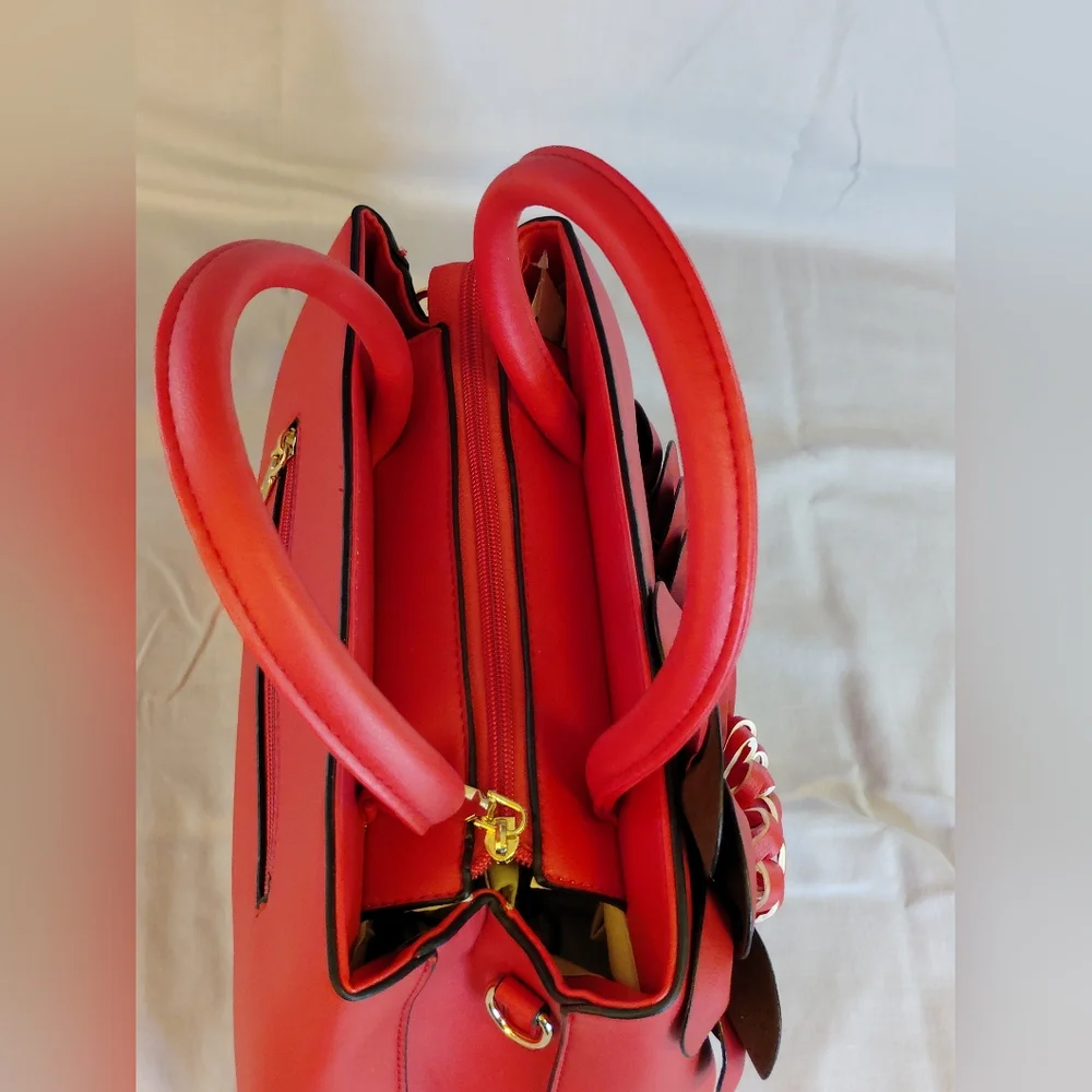 Elegant Red Floral Handbag - Picture 5 of 10